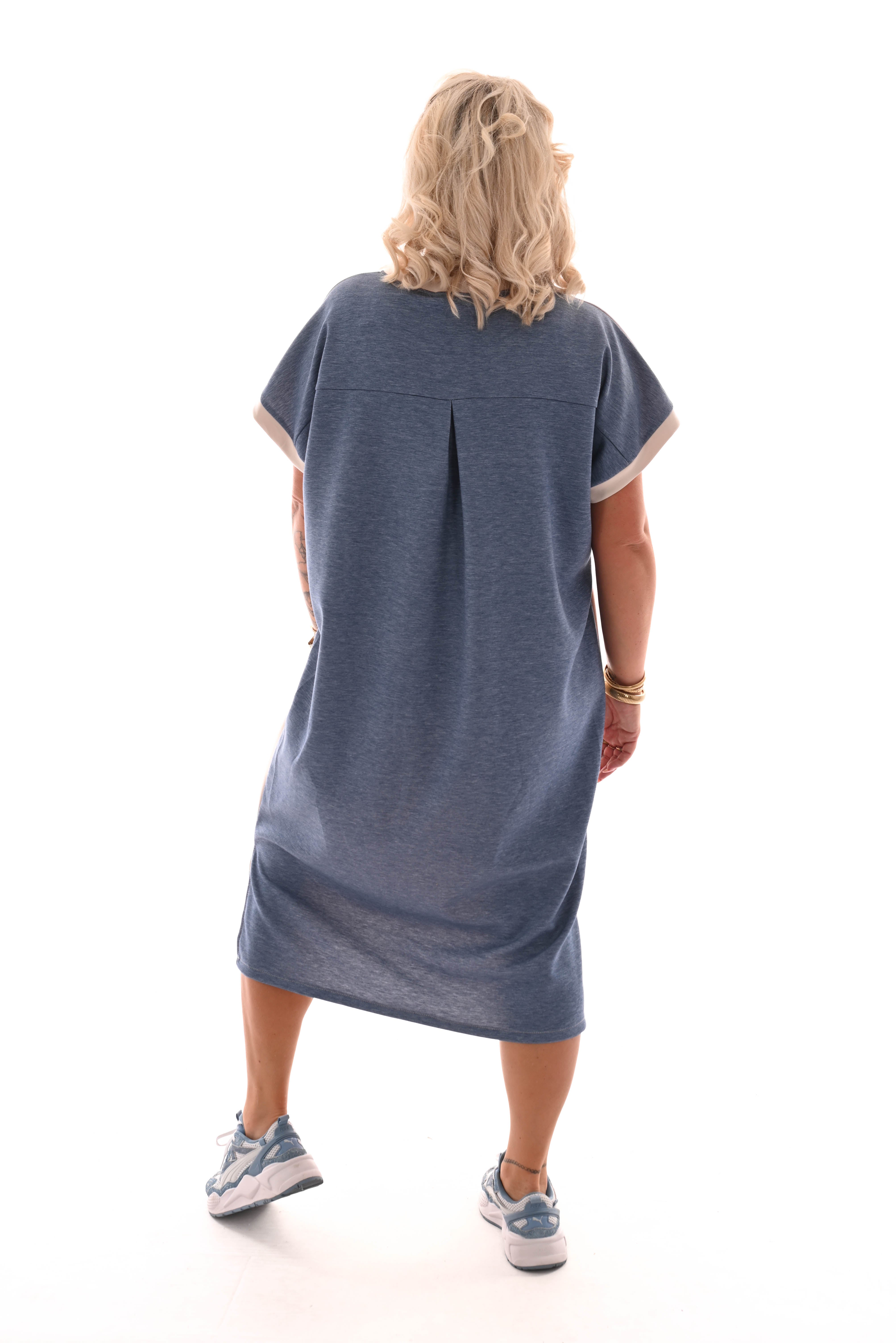 Livkurva ™ | Sweaterklänning med V-ringning Beige/jeansblå