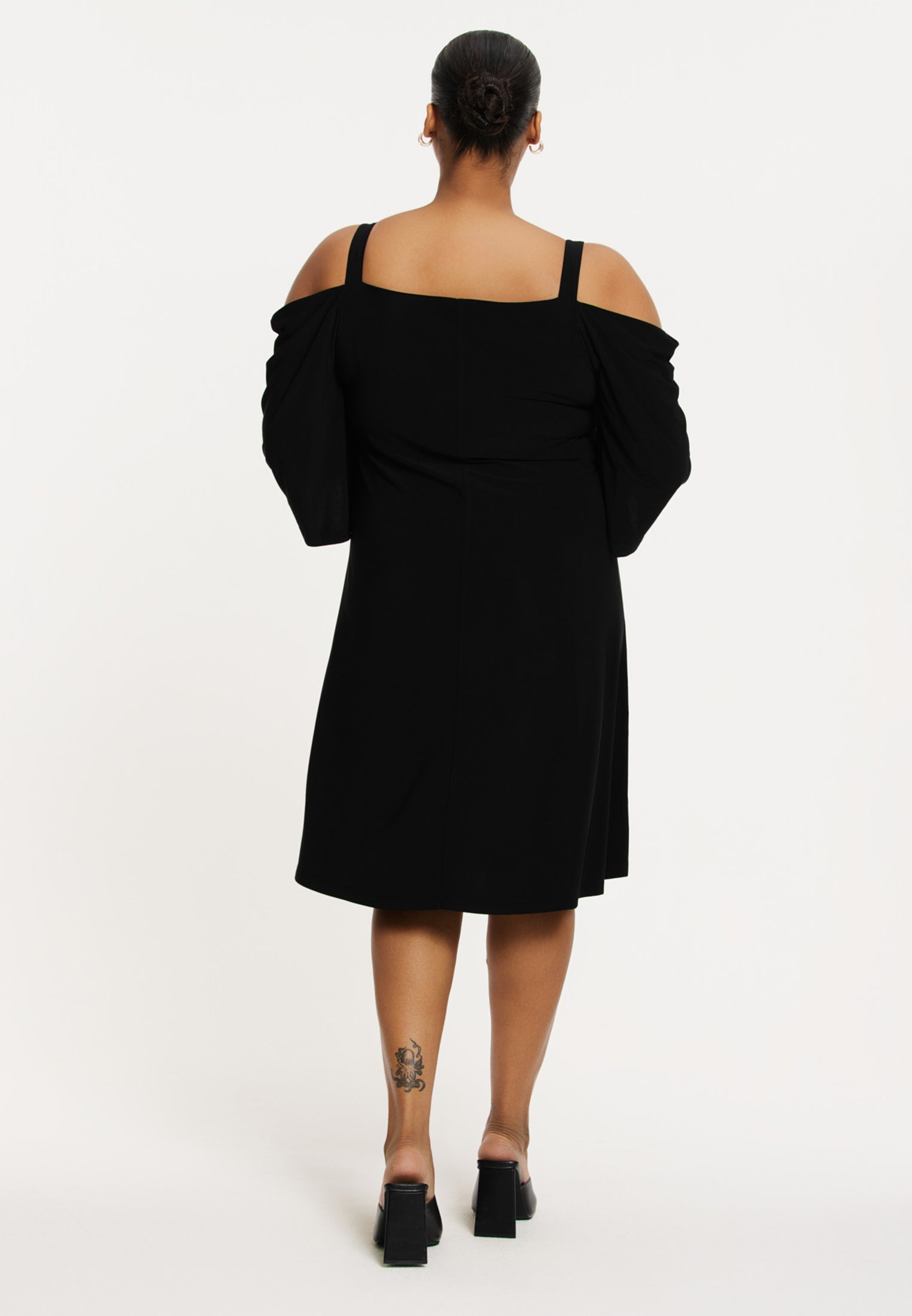 Livkurva ™ | Svart Off-Shoulder Klänning