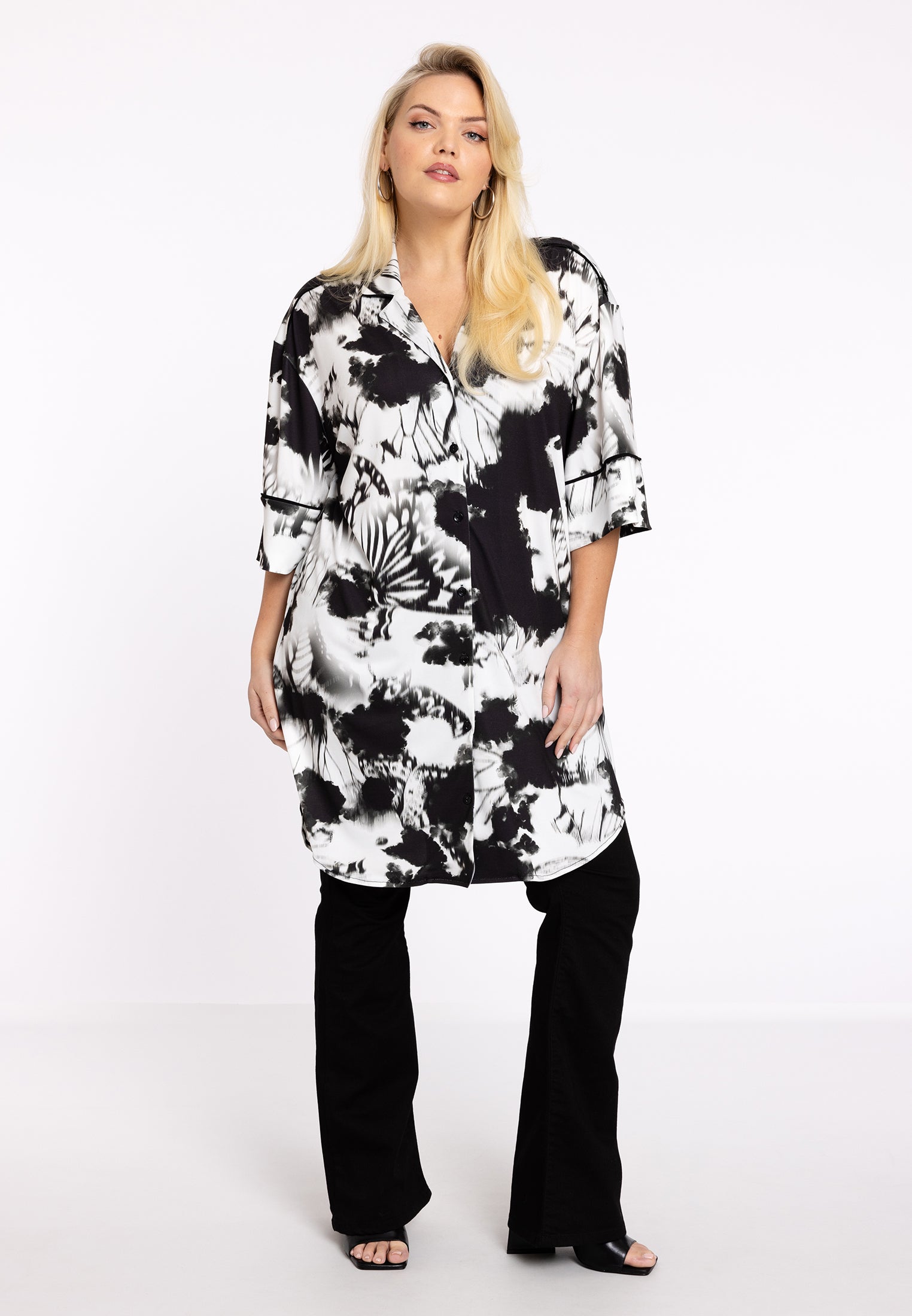 Livkurva ™ | Tvåfärgad Skjortklänning med Fjärilsprint