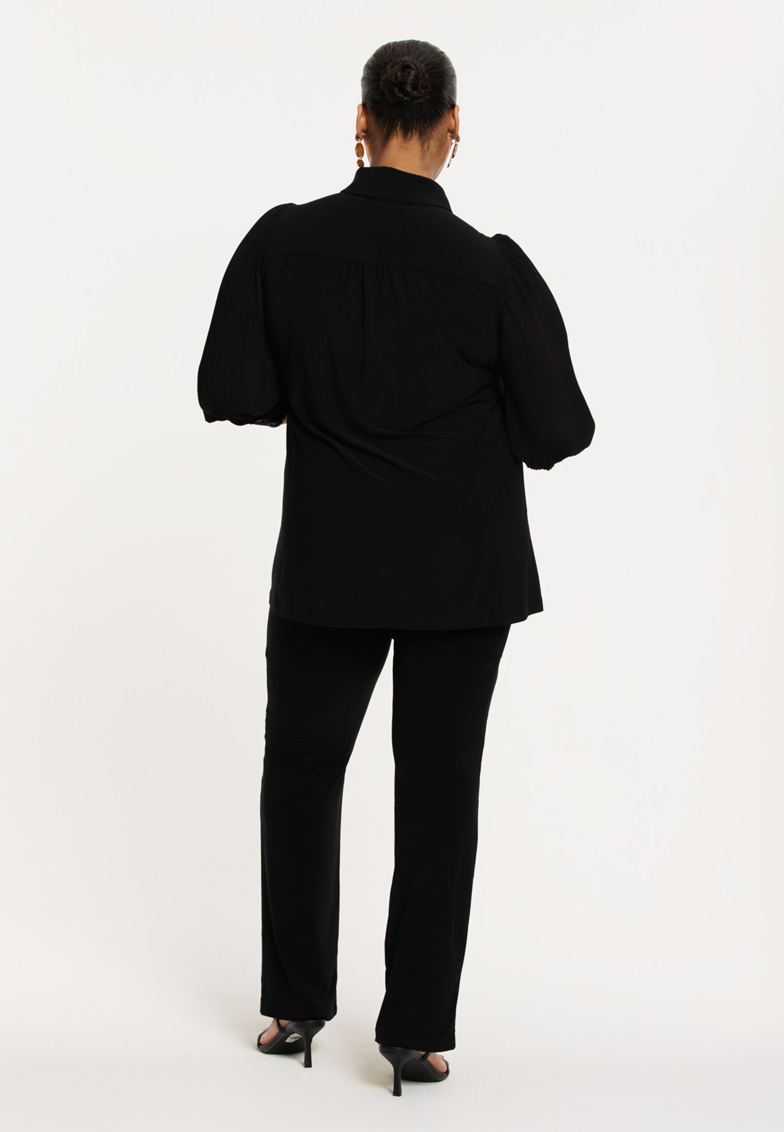 Livkurva ™ | Svart Blus med Plisserade Ärmar