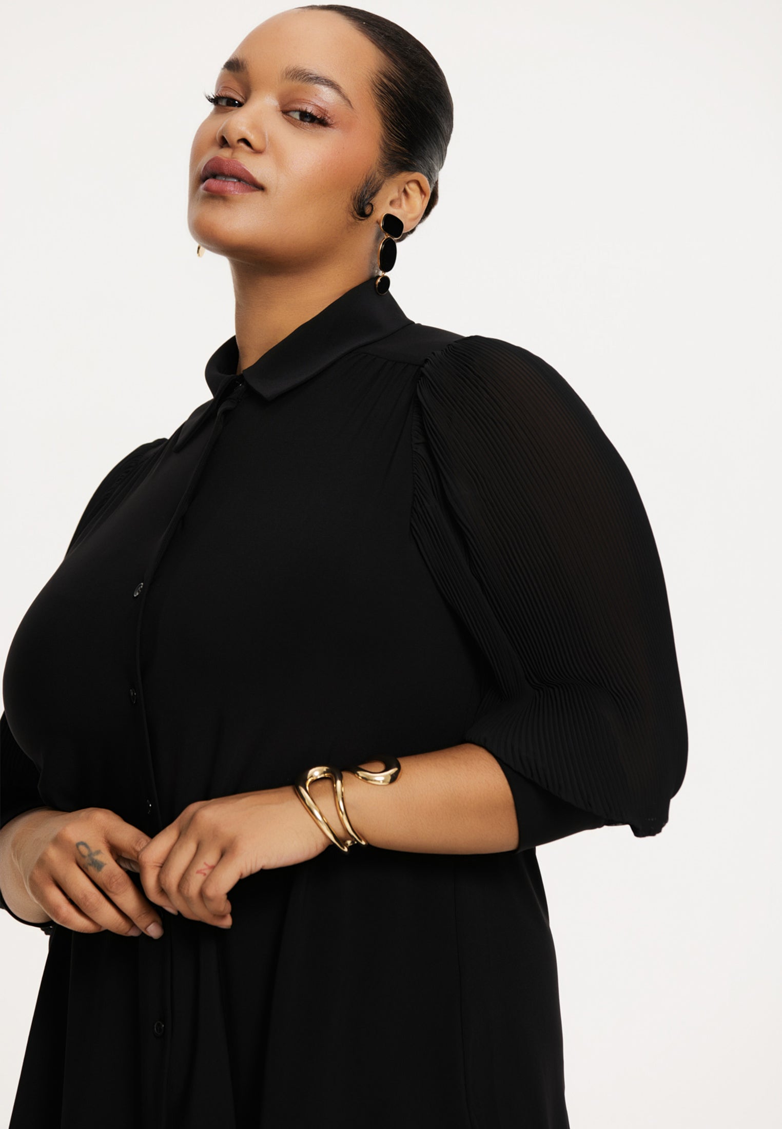 Livkurva ™ | Svart Blus med Plisserade Ärmar