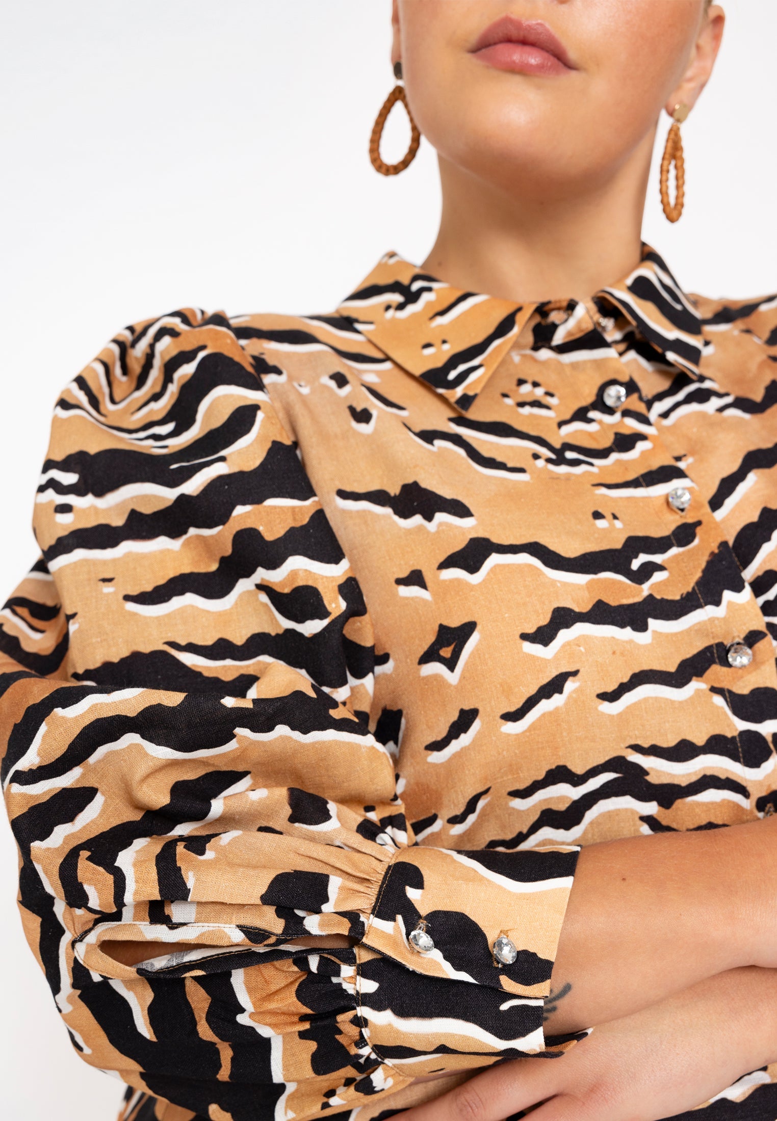 Livkurva ™| Beige Klänning med Svarta Ränder