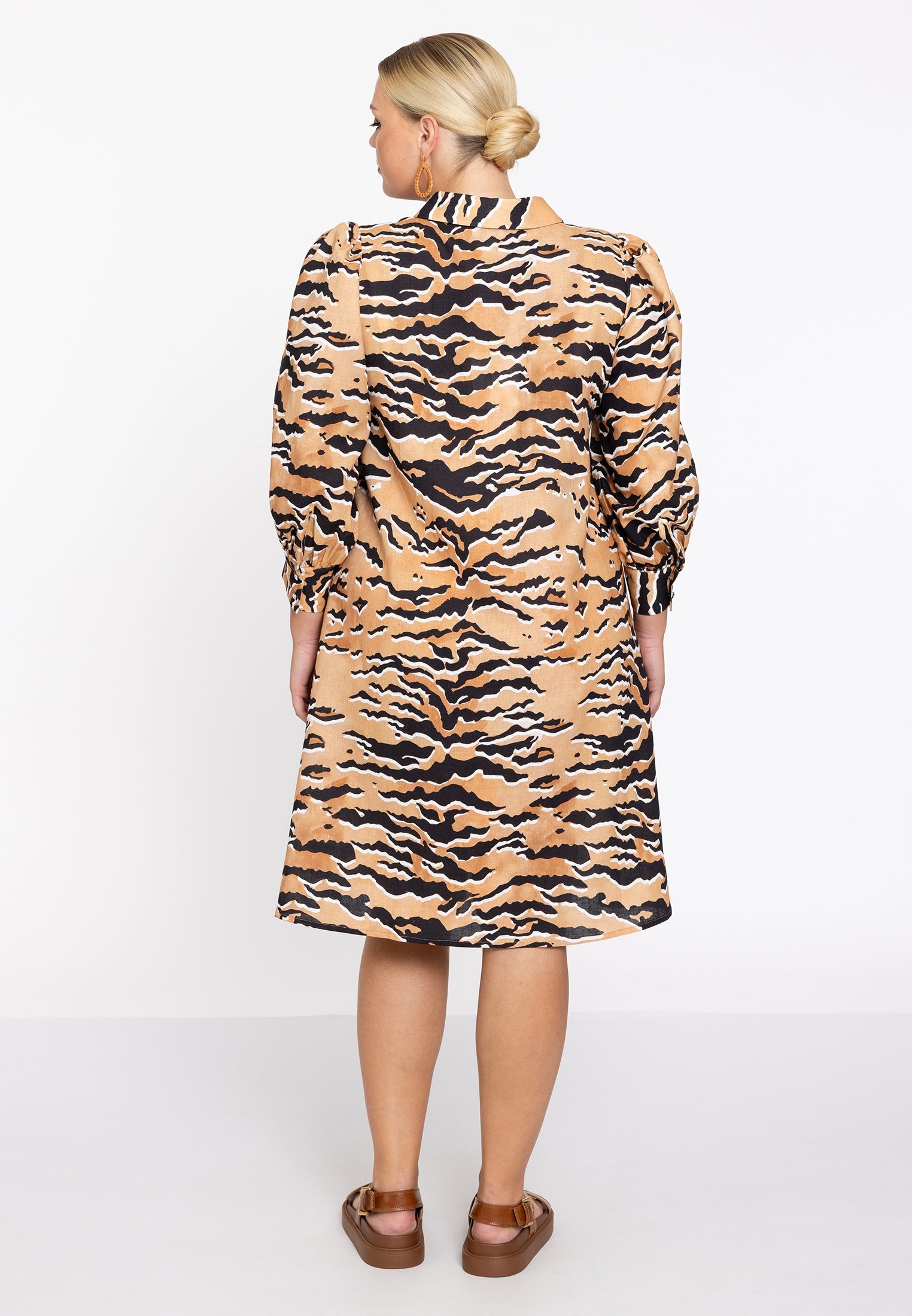 Livkurva ™| Beige Klänning med Svarta Ränder