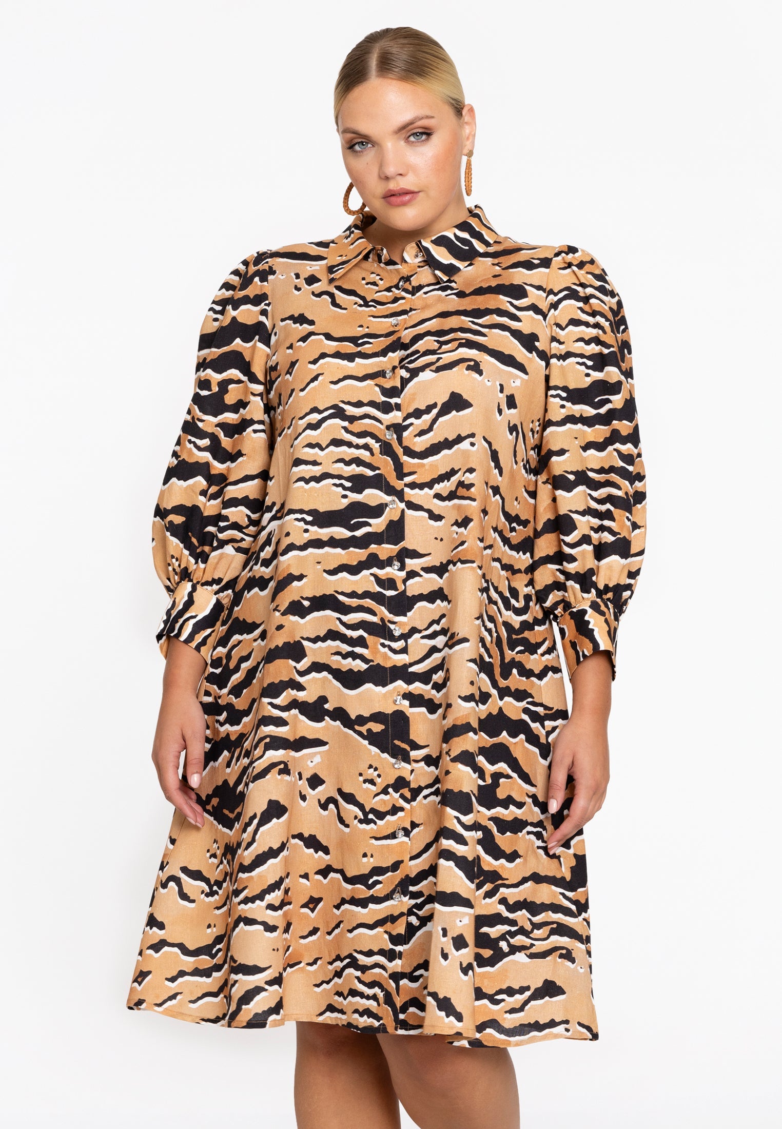 Livkurva ™| Beige Klänning med Svarta Ränder