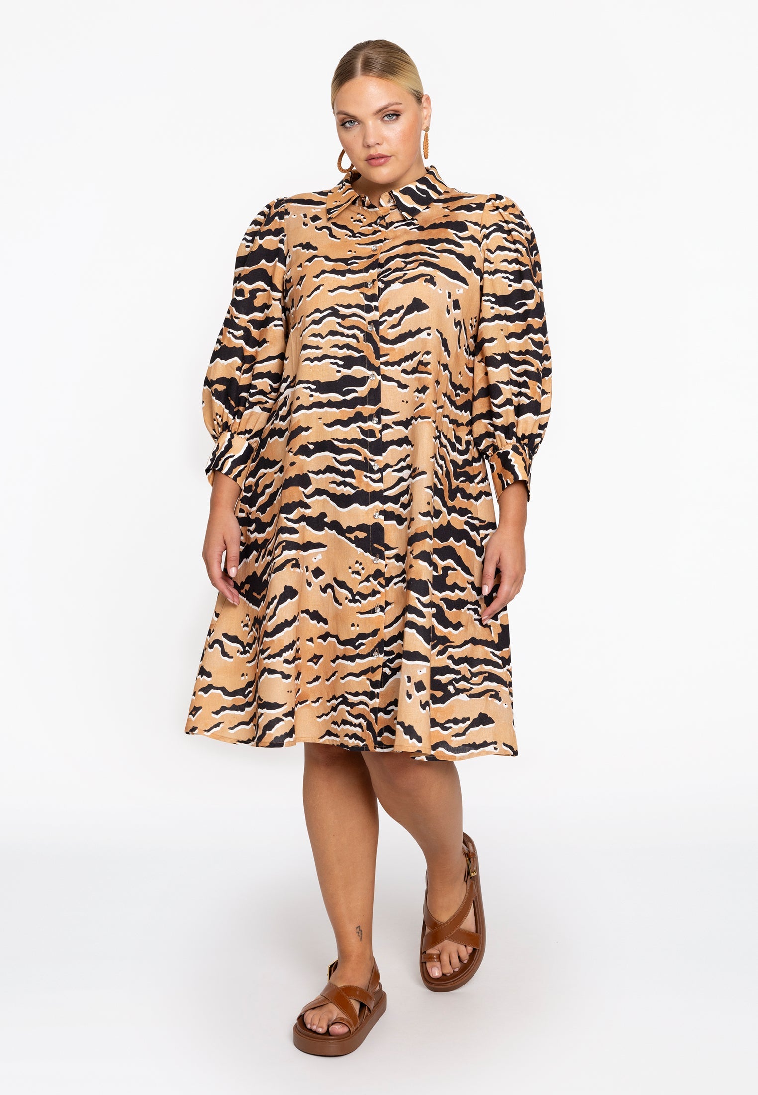 Livkurva ™| Beige Klänning med Svarta Ränder