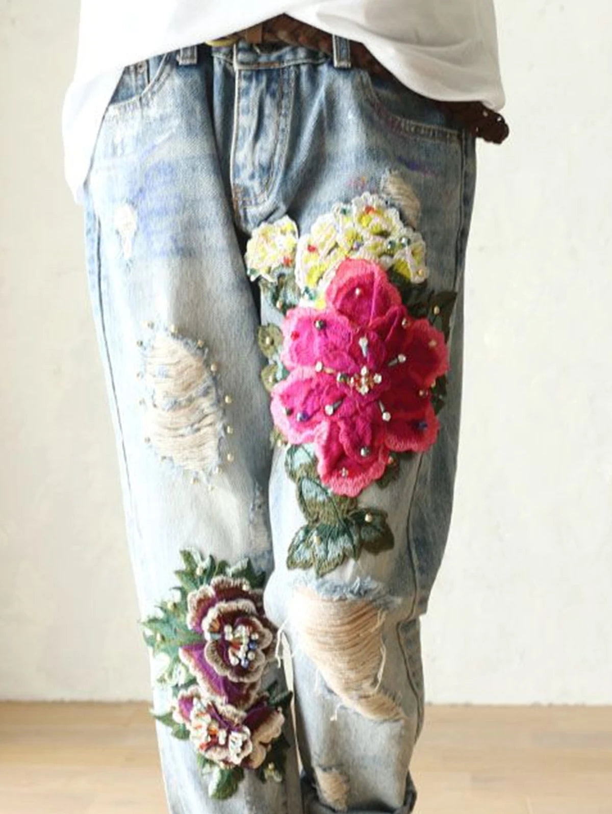 Livkurva ™ | Sommarjeans med Blombroderi