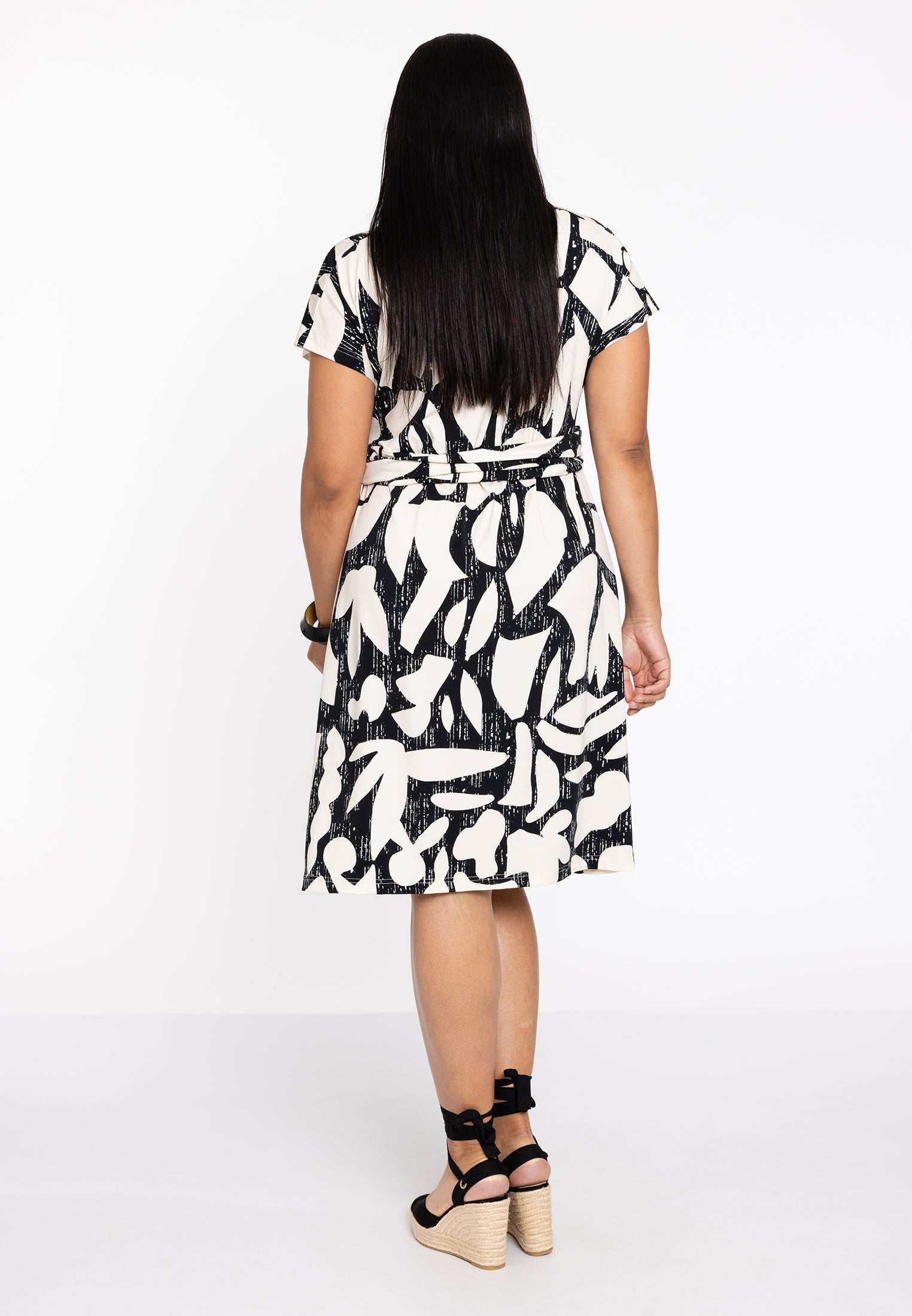 Livkurva ™ | Svartvit Sommarklänning
