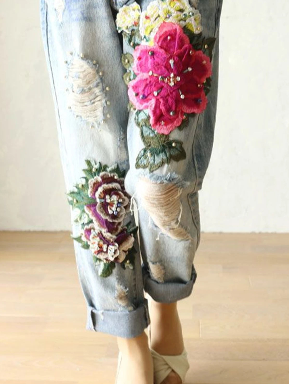 Livkurva ™ | Sommarjeans med Blombroderi